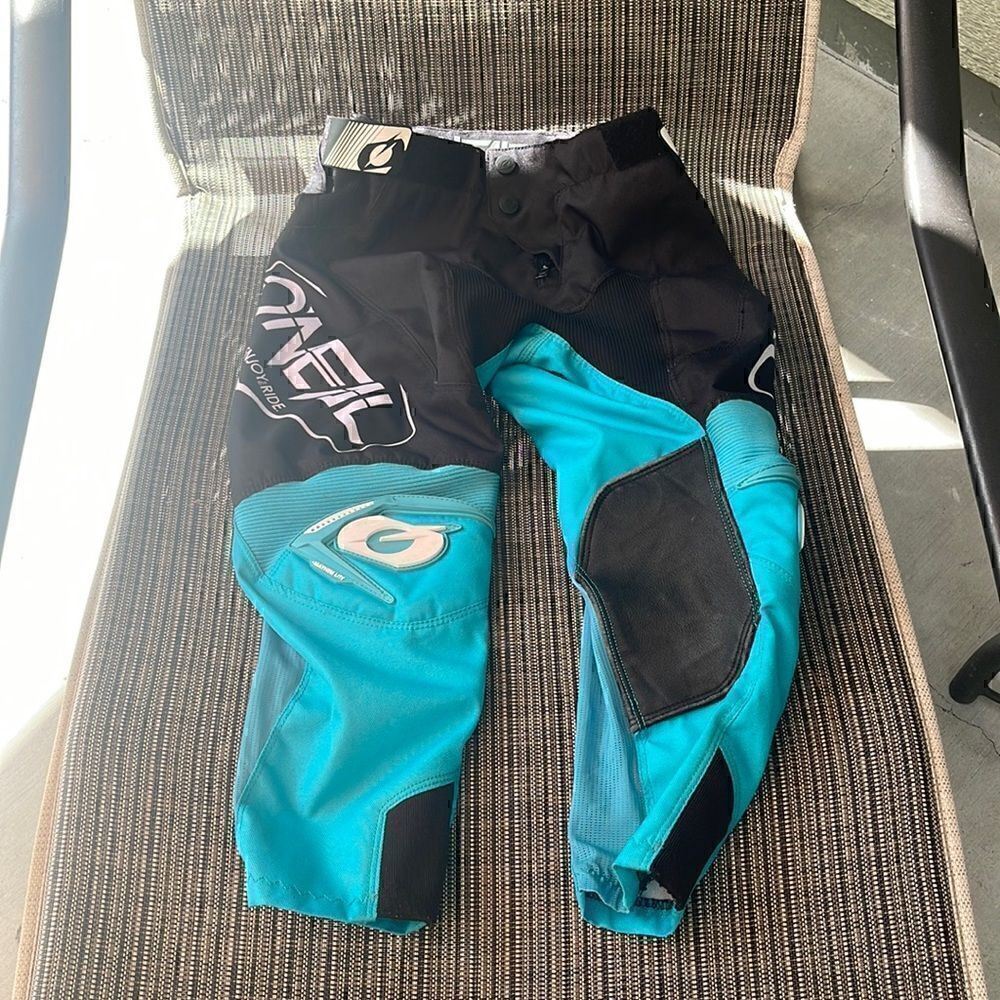 O’Neal mayhem lite pant youth size 5/6. Moto cross pants excellent condition.